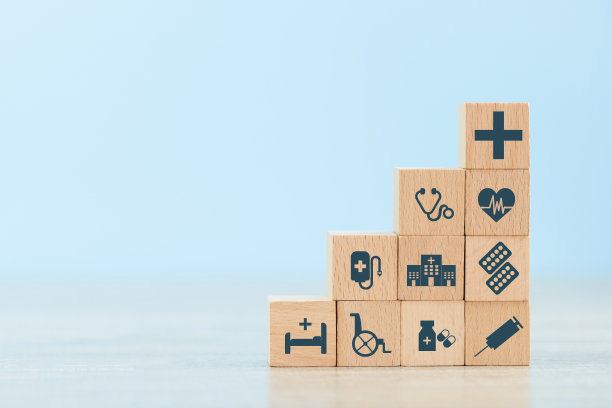 健康保险概念安排木块堆叠与图标医疗保健。图片下载