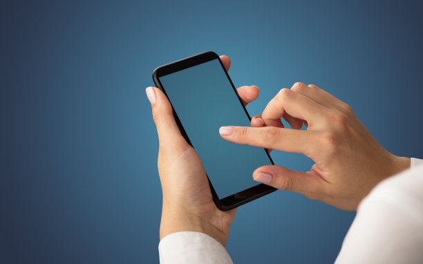 使用智能手机的女性手的模型图片下载