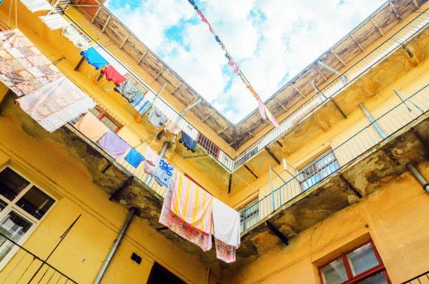 亚麻布在院子里的晾衣绳上晒干图片下载