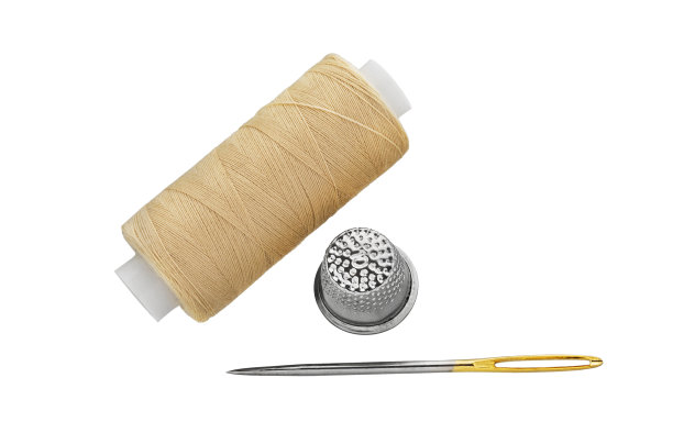 缝纫线轴与针和顶针隔离图片下载