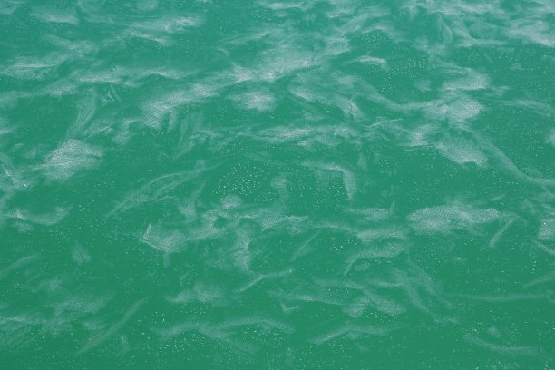 冰冻的泉水形成部分不透明的绿松石状冰图片下载