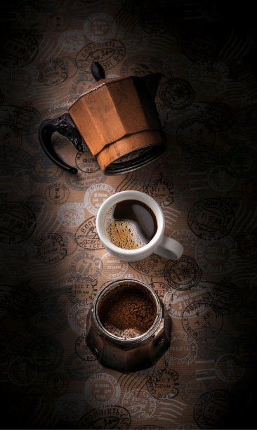 新鲜的咖啡在马克杯和摩卡壶在黑暗的背景图片下载