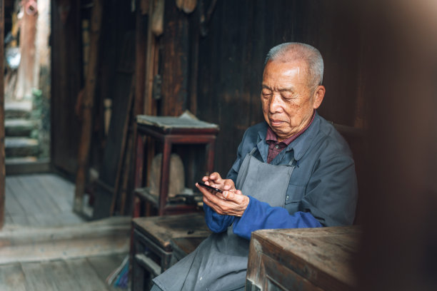 中国老年人使用手机图片下载