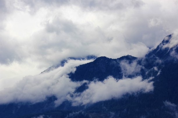 云在山顶盘旋图片下载