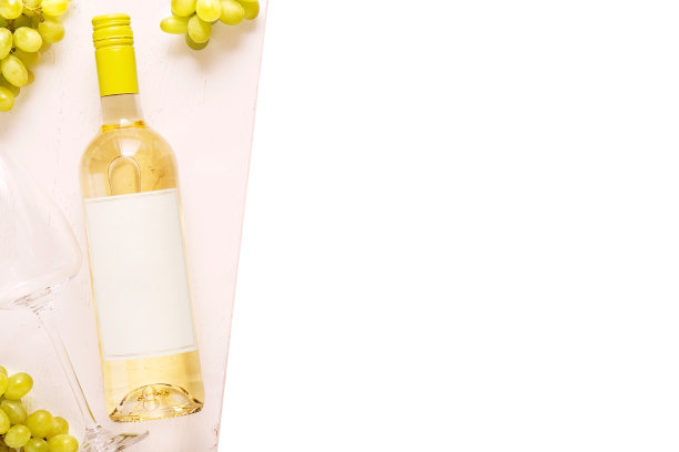 一瓶带标签的白葡萄酒。一杯葡萄酒和软木塞。酒瓶模型。孤立在白色背景上。前视图。图片下载