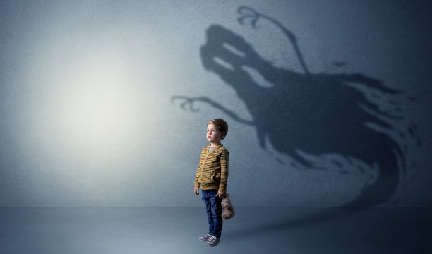 孩子身后有可怕的幽灵影子图片下载