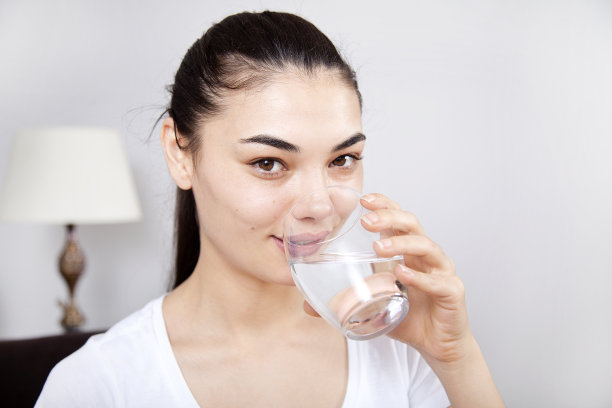 年轻女子喝水图片下载