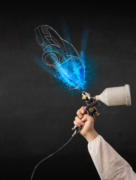 工人用喷枪手绘汽车线条图片下载