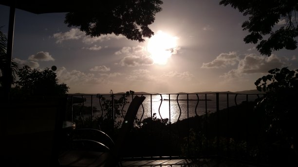 在晴朗的夜晚，圣约翰维尔京群岛美丽的海景和日落图片下载