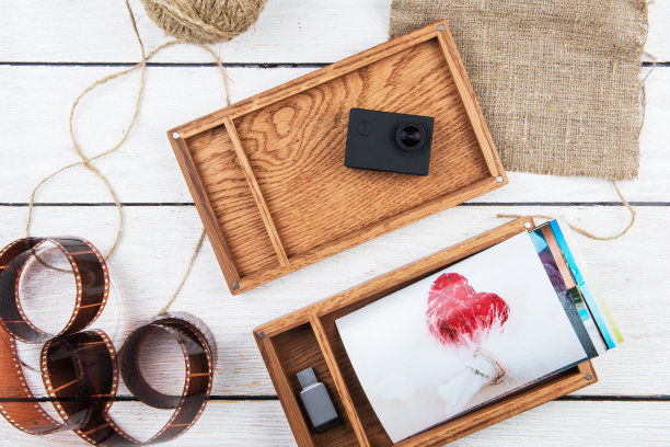 木制照片盒与照片为婚礼的日子。图片下载