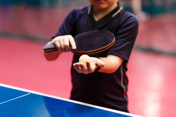 在乒乓球中发球图片下载