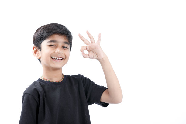 印度小孩用手做手势图片下载