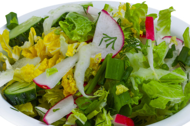 新鲜健康的蔬菜沙拉孤立在白色的背景图片下载