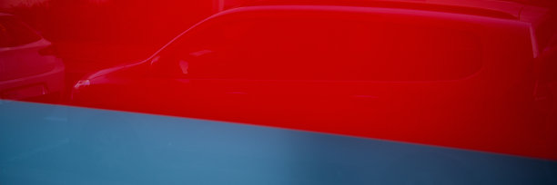 汽车在建筑物窗户的玻璃上的倒影。图片下载