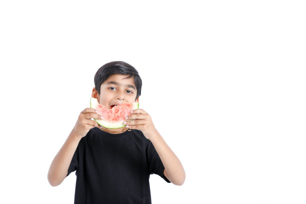 印度小男孩吃西瓜，表情多样图片下载