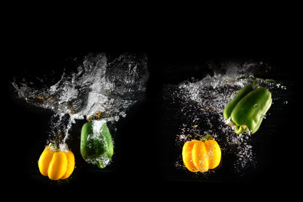 新鲜的绿色，黄色甜椒与水飞溅和气泡隔离。健康的辣椒拷贝空间组。黑色背景下的彩色辣椒落入水中。图片下载