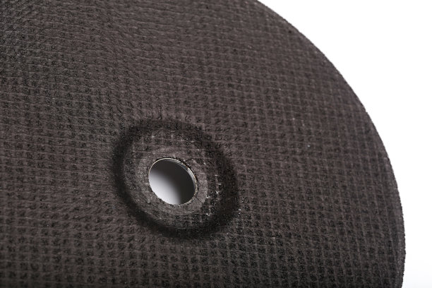 黑色切割光盘孤立在白色背景-图像图片下载