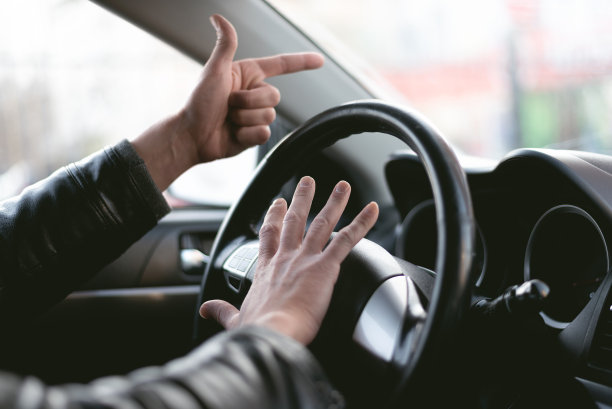 愤怒的司机。图片下载