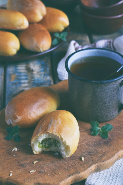 卷心菜和鸡蛋的派。烤肉饼和一杯茶。乡村的照片。本空间图片下载