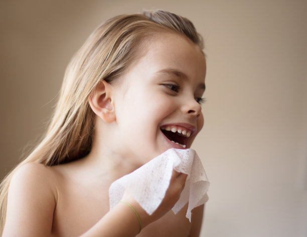 为她健康的皮肤感到高兴图片下载