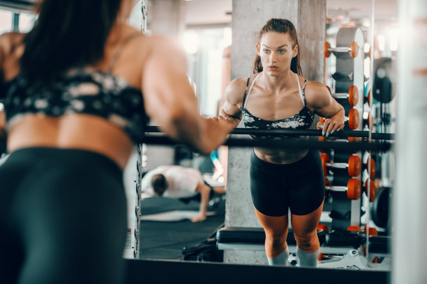 年轻的白种人有吸引力的女性健美与马尾辫在健身房做运动。肥胖将屈服于我。图片下载