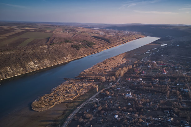 日落时河流的Arial视图图片下载