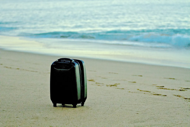 箱子在海滩图片下载