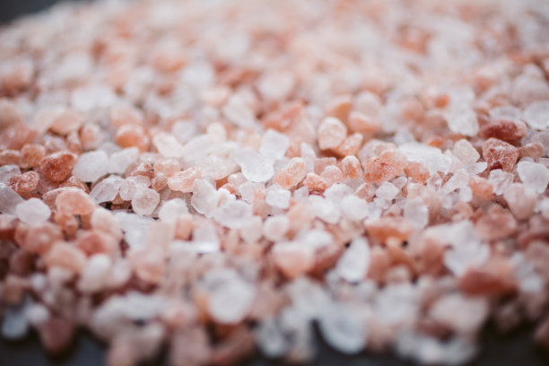 粉色喜马拉雅盐背景与选择性焦点。抽象的纹理和背景由粉色喜马拉雅盐制成。图片下载