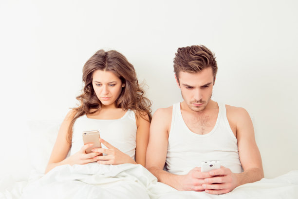 年轻的情侣在爱情中忽略了对方图片下载