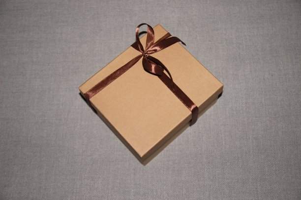 关闭打开和关闭的礼物盒与棕色丝带图片下载