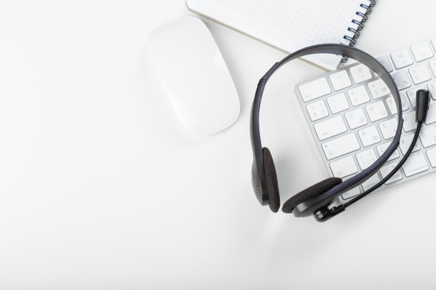 键盘电脑笔记本上的耳机图片下载