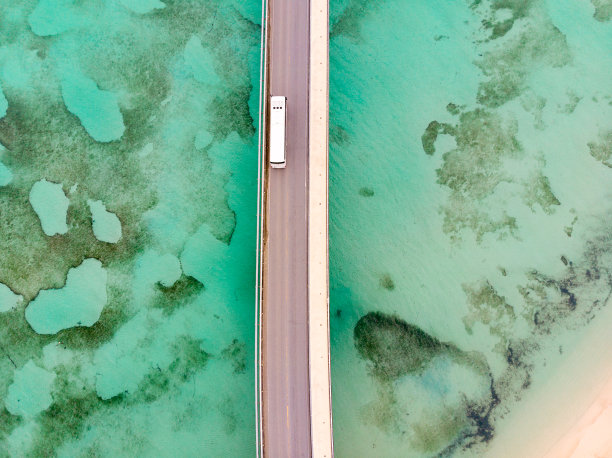 冲绳岛上的一条路图片下载