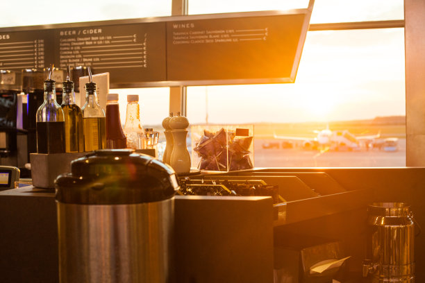 国际机场机场咖啡厅拥有全景窗景图片下载