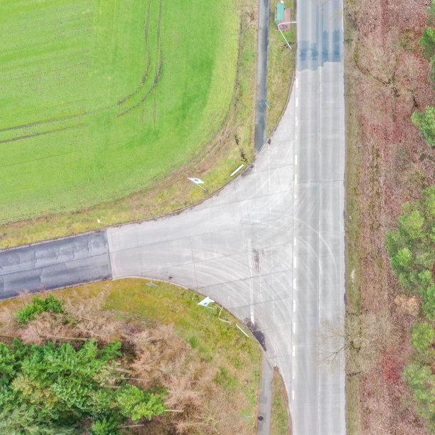 道路支路的垂直鸟瞰图，用无人机拍摄，抽象印象图片下载