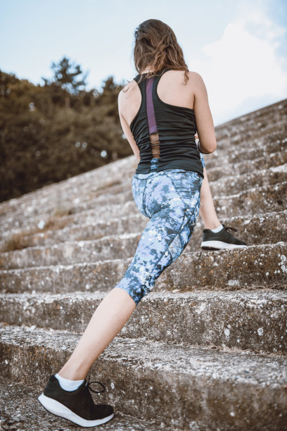 女性在台阶上伸展图片下载