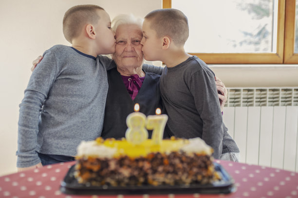 老女人和她爱的人一起庆祝她的87岁生日图片下载
