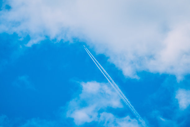蓝天，飞机和步道图片下载