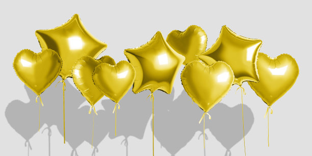 许多不同形状的金色氦气箔气球在白色背景上。最小的节日的概念。图片下载