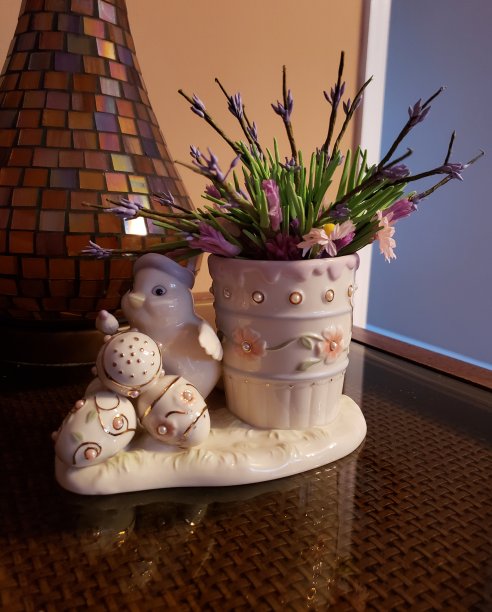 茶几上放着春季花盆图片下载