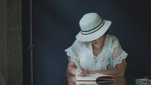 复古女子素描她的作品图片下载