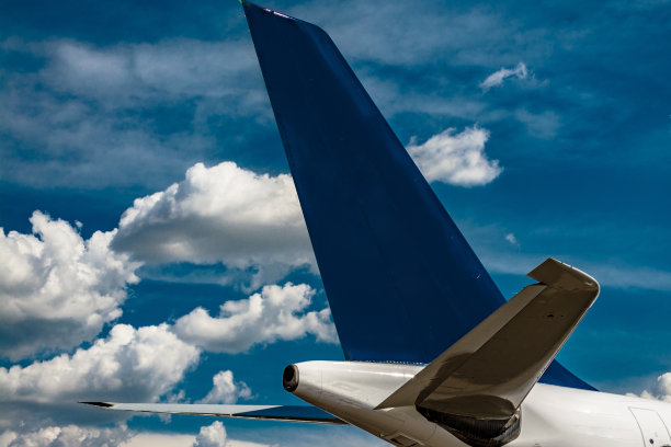 飞机尾部有垂直和水平稳定器，位于飞机的右侧图片下载