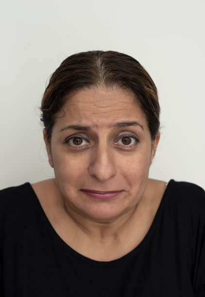 看相机的女人图片下载