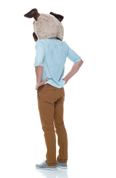 穿着狗头服装的休闲男士图片下载