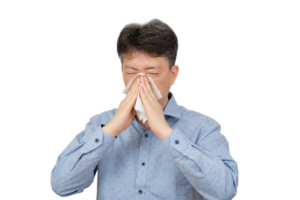 一个中年男子患有鼻炎在白色背景。图片下载