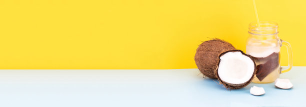 一杯新鲜有机椰子汁。食品的背景。与复制空间图片下载