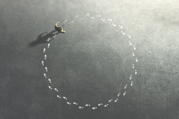 人在自己的道路上兜圈子;生活的概念图片下载