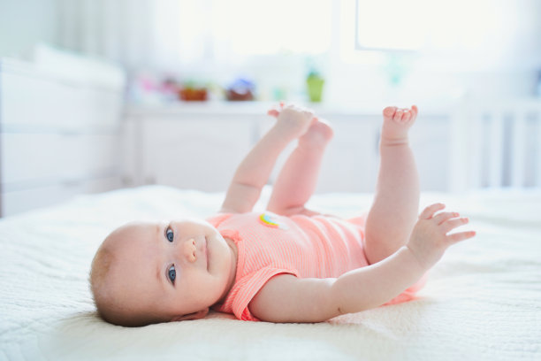 可爱的小女孩躺在她的背上图片下载