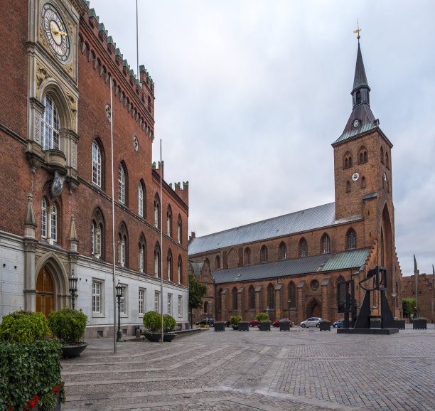 Skt Canute大教堂和Flaghaven市政厅广场，欧登塞，丹麦图片下载