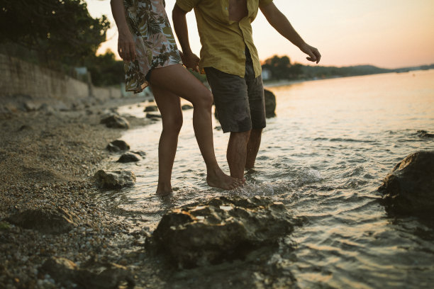 一对陌生的情侣在海滩上散步图片下载