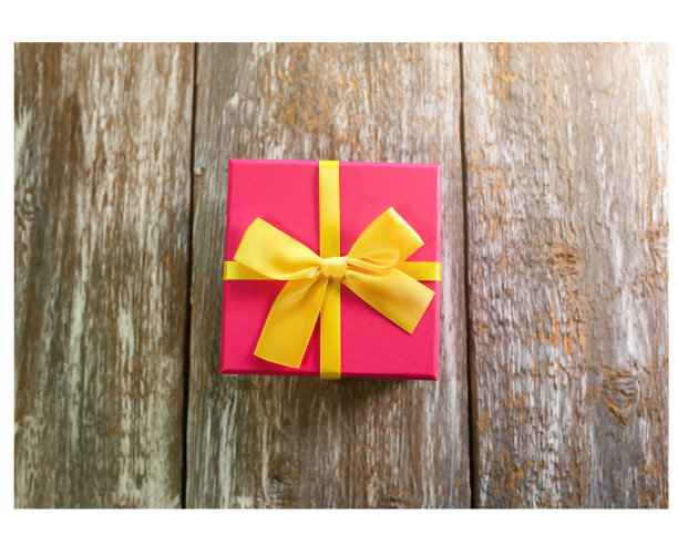 木制背景上的粉色生日礼物盒。给妇女和女孩的节日礼物。圣诞快乐，新年快乐，假期惊喜。图片下载